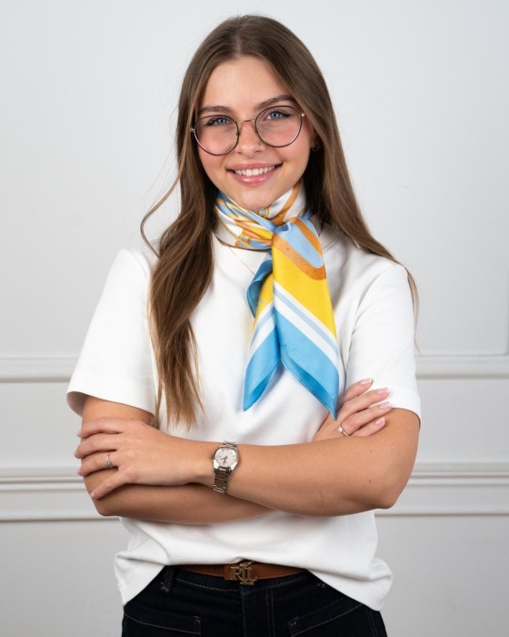 Apaszka jedwabna Equestrian Royale Azure Gold stylizowana na szyi