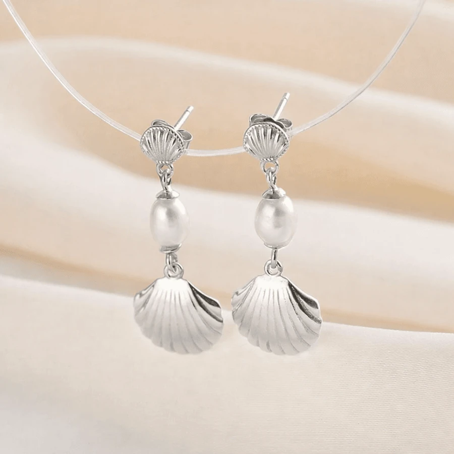 Srebrne kolczyki wiszące z muszlą – elegancka biżuteria