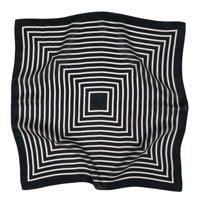 Gawroszka jedwabna Białe Paski 53x53 cm – geometryczny wzór