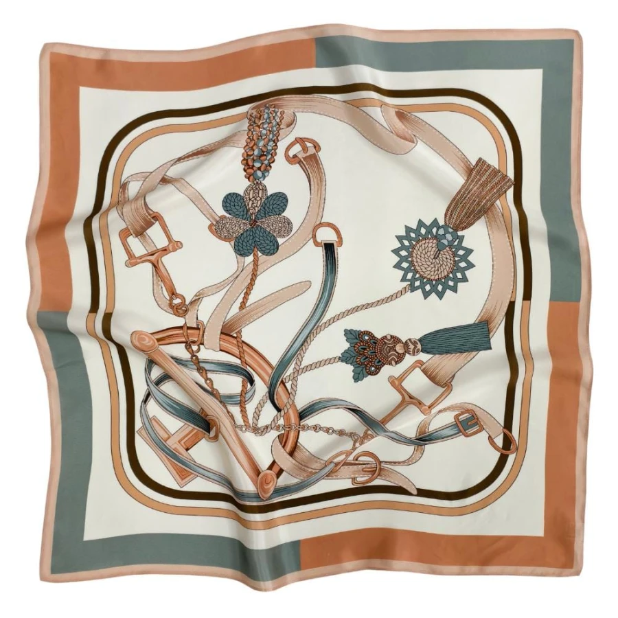 Jedwabna apaszka Equestrian Charm 68x68 cm z motywem jeździeckim w pastelowych kolorach