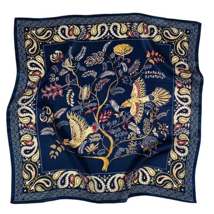 Apaszka z naturalnego jedwabiu morwowego z orientalnym wzorem, motywem ptaków i ornamentami paisley