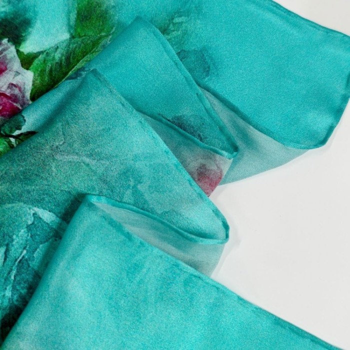 Detal ręcznie rolowanych brzegów chusty jedwabnej Aqua Roses w turkusowej kolorystyce