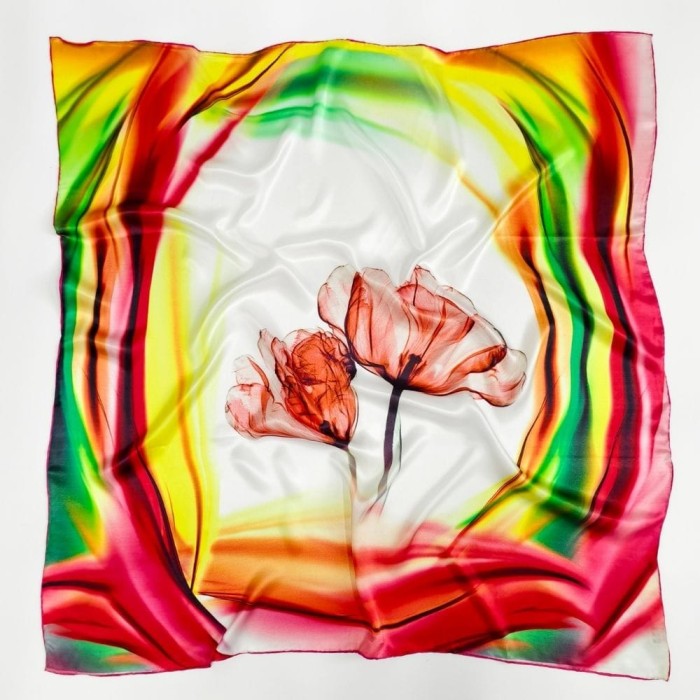Chusta jedwabna Summer Flame 105x105 cm w intensywnej letniej kolorystyce z motywem kwiatowym