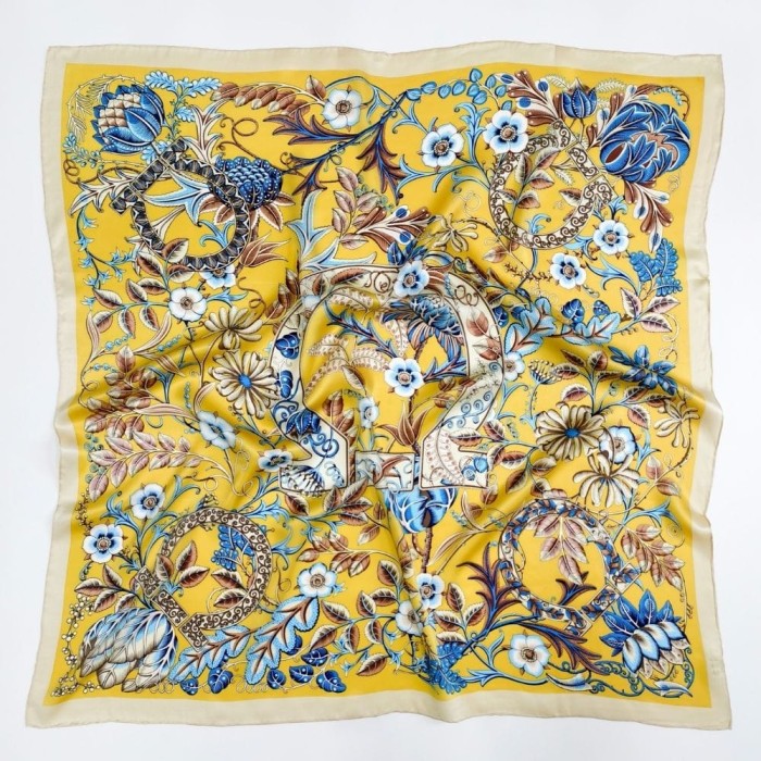 Chusta jedwabna Golden Botany 105x105 cm ze złocistym tłem i botanicznym wzorem