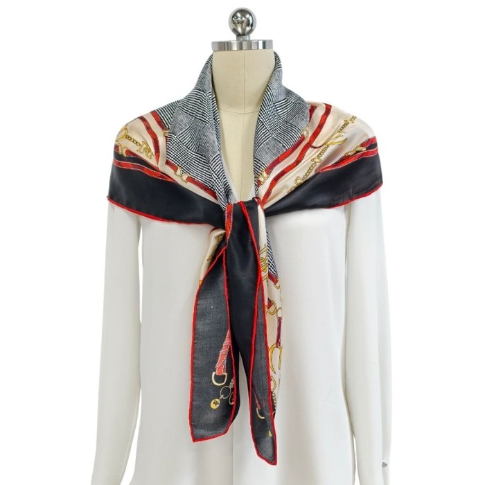 Jedwabna chusta Equestrian Check zawiązana na manekinie jako elegancki dodatek do białej stylizacji
