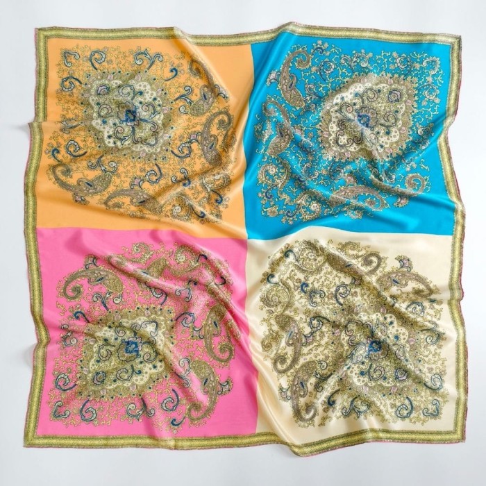 Chusta jedwabna Paisley Quartet 105x105 cm z kolorowym wzorem paisley w czterech polach