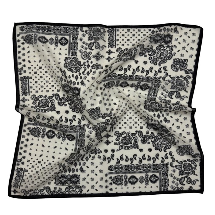 Gawroszka Bandana Ivory 53x53 cm w kremowym kolorze z czarnym wzorem paisley