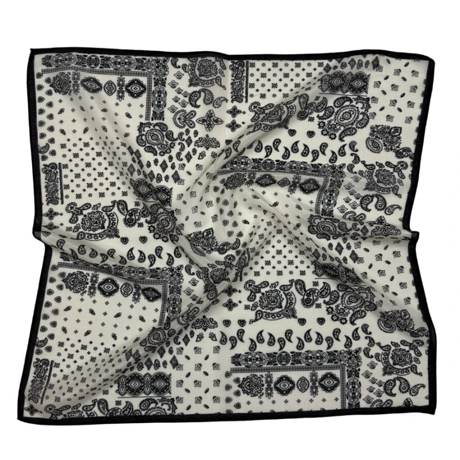 Gawroszka Bandana Ivory 53x53 cm w kremowym kolorze z czarnym wzorem paisley