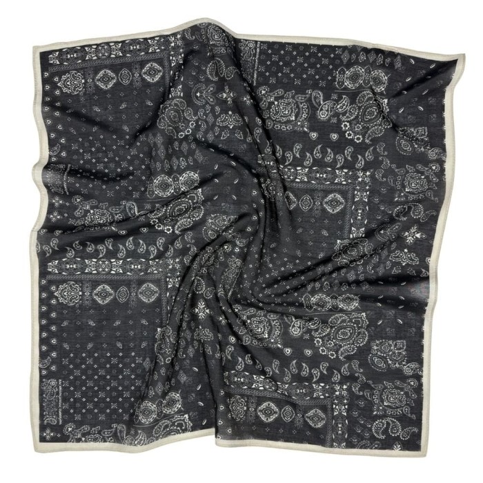 Gawroszka Bandana Noir 53x53 cm w ciemnym kolorze z jasnym wzorem paisley