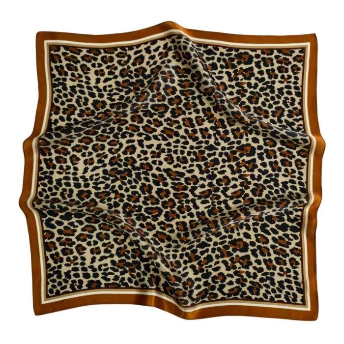Jedwabna apaszka Carmel Panther 68x68 cm w panterkę z karmelową ramą