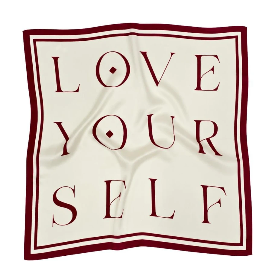Love Yourself Ecru apaszka jedwabna 68x68 cm z bordowym napisem na jasnym tle