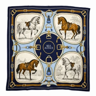 Jedwabna apaszka Noble Horses 68 × 68 cm z motywem koni i jeździeckiej uprzęży