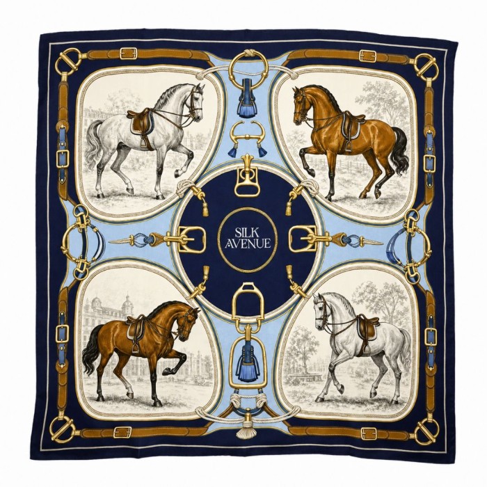 Jedwabna apaszka Noble Horses 68 × 68 cm z motywem koni i jeździeckiej uprzęży