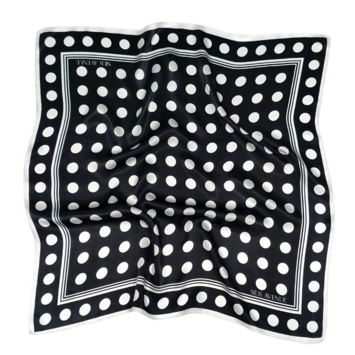 Czarna apaszka jedwabna 68 × 68 cm w białe grochy z jasną bordiurą