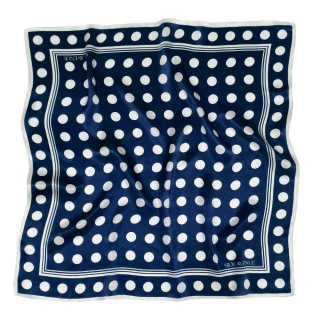 Granatowa apaszka z jedwabiu morwowego 68 × 68 cm w białe grochy