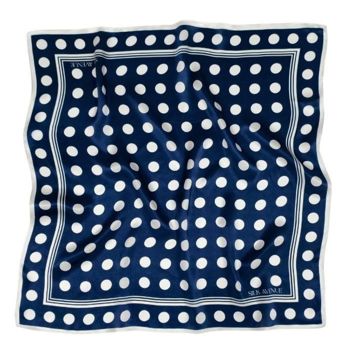 Granatowa apaszka z jedwabiu morwowego 68 × 68 cm w białe grochy