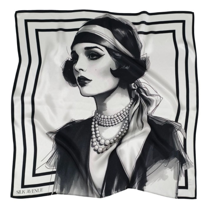 Jedwabna apaszka La Dame 68 × 68 cm z czarno-białym portretem eleganckiej kobiety w perłach