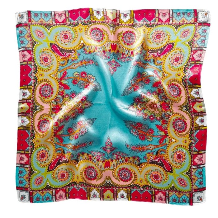 Kolorowa jedwabna gawroszka damska 53 × 53 cm z ornamentalnym wzorem w odcieniach turkusu, różu, czerwieni i żółci.