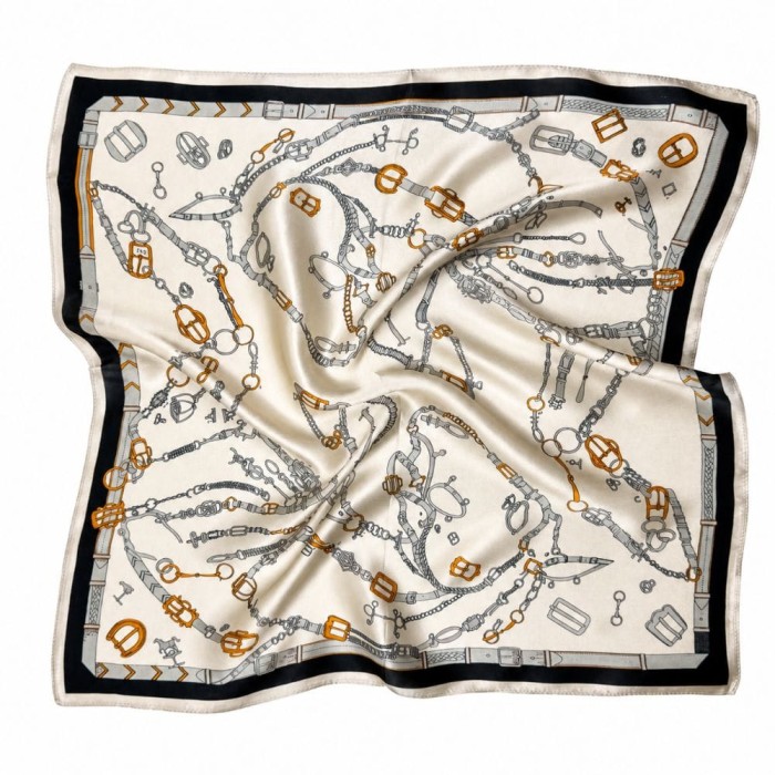 Jedwabna gawroszka Equestrian Silk 53 × 53 cm w kolorze kremowym z czarną ramą i wzorem inspirowanym jeździectwem