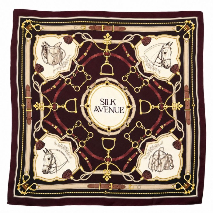 Jedwabna apaszka Bordeaux Équestre 68 × 68 cm w kolorze bordowym, ze złotymi uprzężami, końmi i siodłami.
