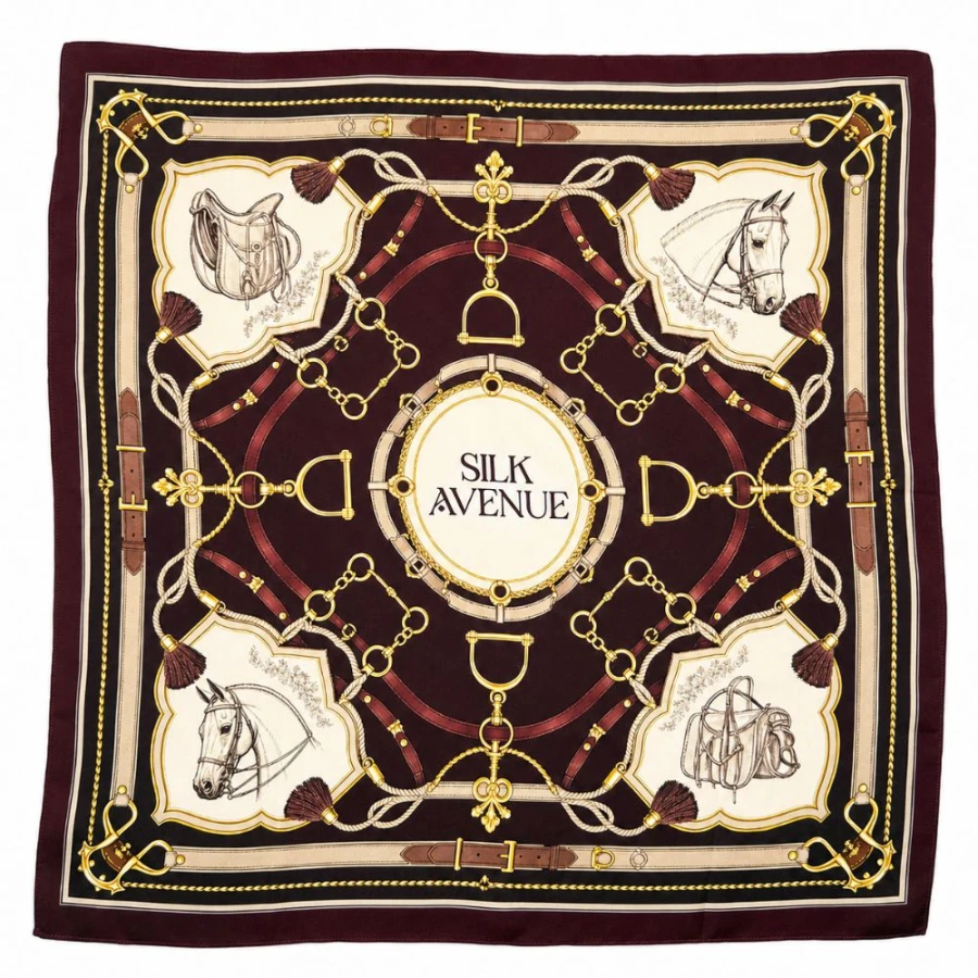 Jedwabna apaszka Bordeaux Équestre 68 × 68 cm w kolorze bordowym, ze złotymi uprzężami, końmi i siodłami.