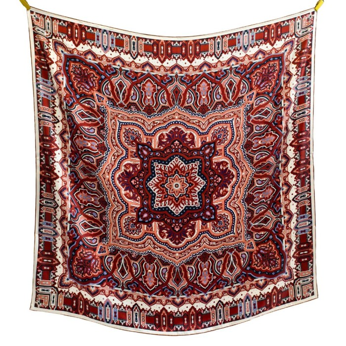 Duża jedwabna chusta Granada 135 × 135 cm w bordowo-granatowy ornament.