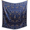 Granatowa chusta jedwabna Aurelia 135 × 135 cm ze złocistym wzorem.