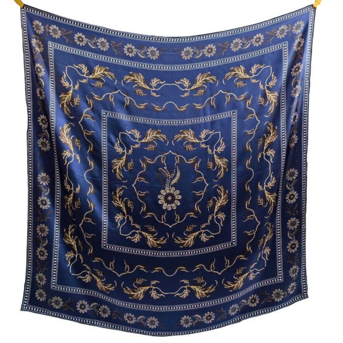 Granatowa chusta jedwabna Aurelia 135 × 135 cm ze złocistym wzorem.