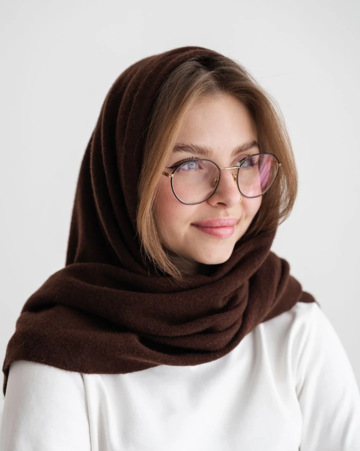 Trójkątna chusta wełniana – czekoladowa, 100% wełny_4.jpg