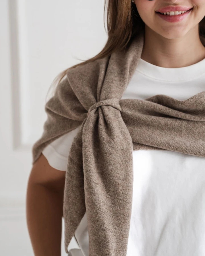 Trójkątna chusta wełniana – taupe, 100% wełny_2.jpg