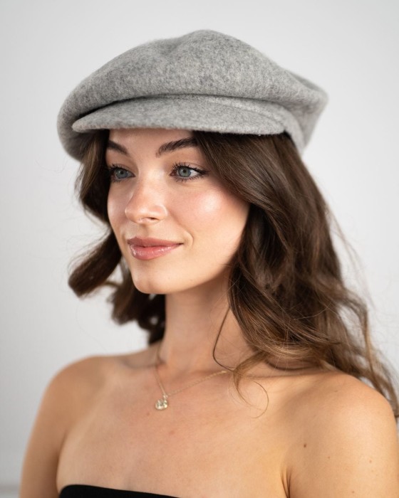 Stylowy szary beret z daszkiem wykonany z wełny – modny i ponadczasowy wybór