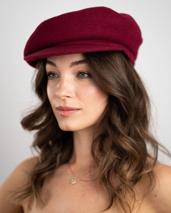 Stylowy bordowy beret z daszkiem wykonany z wełny – modny i ponadczasowy wybór