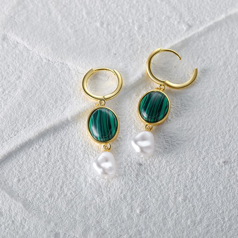 Pozłacane kolczyki srebrne z malachitem i perłą – model Emerald Pearl