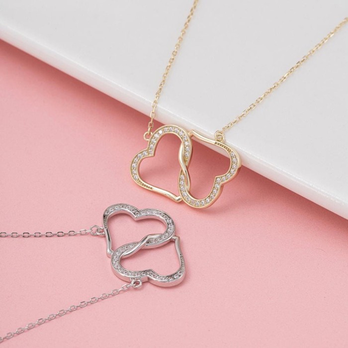 Naszyjniki Double Heart w wersji srebrnej i złotej – eleganckie połączenie delikatności i symboliki miłości. Wykonane z najwyższej jakości srebra 925.