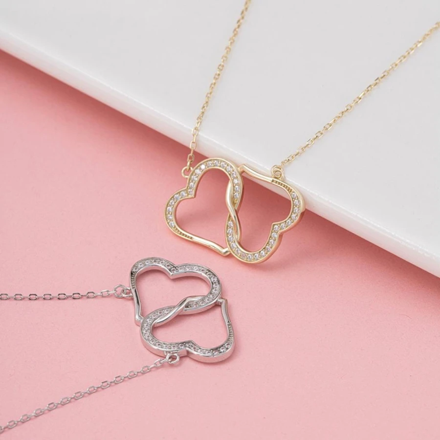 Naszyjniki Double Heart w wersji srebrnej i złotej – eleganckie połączenie delikatności i symboliki miłości. Wykonane z najwyższej jakości srebra 925.