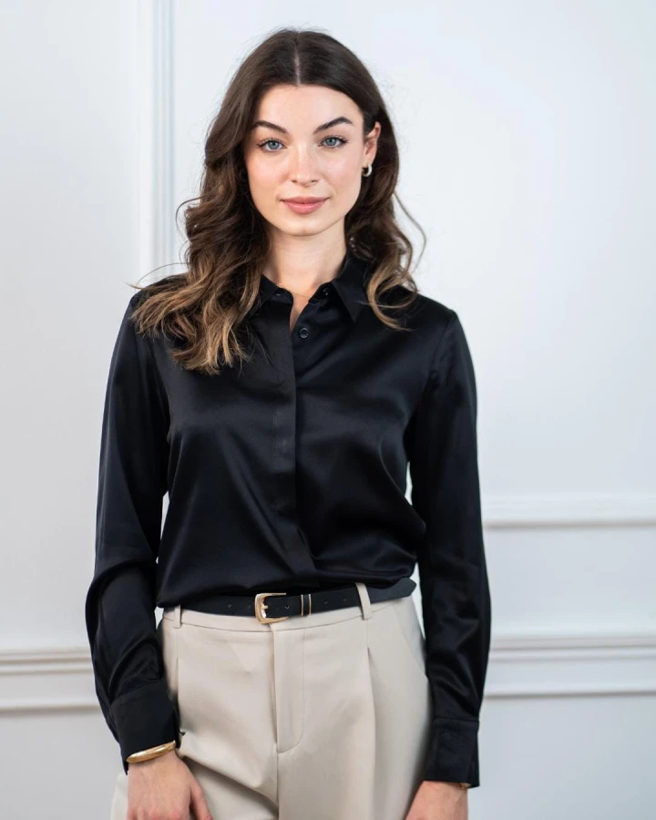 elegancka koszula z jedwabiu Silk Avenue – stylizacja z beżowymi spodniami