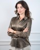 jedwabna koszula Flex Silk w odcieniu oliwkowym – stylizacja z beżowymi spodniami