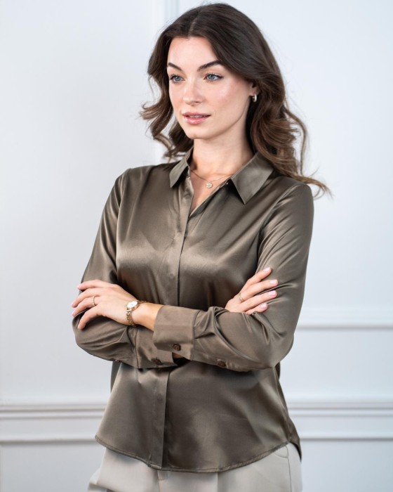 jedwabna koszula Flex Silk w odcieniu oliwkowym – stylizacja z beżowymi spodniami