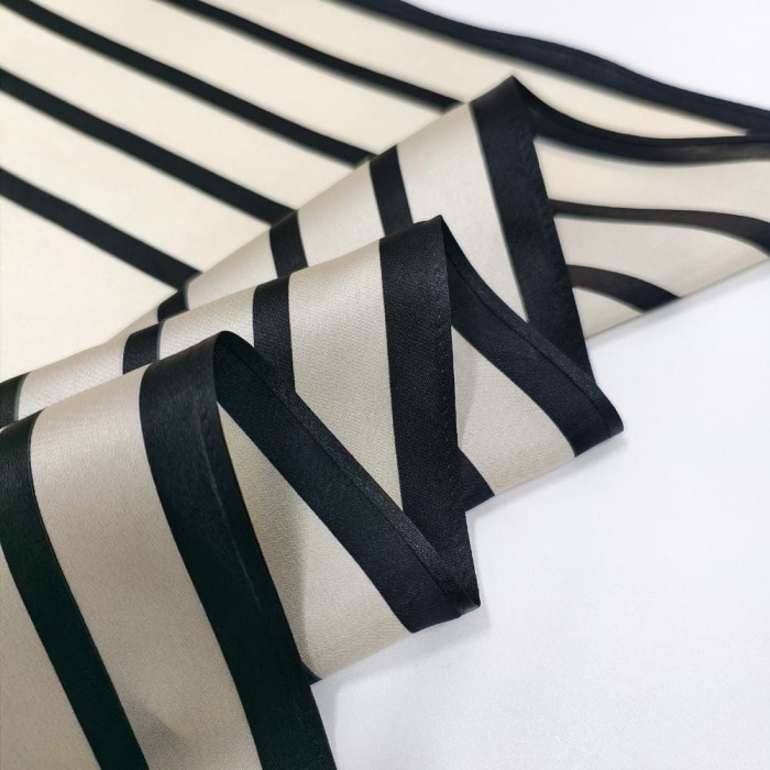 apaszka jedwabna Zebra Patchwork wykończenie brzegów