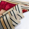 Zbliżenie na brzeg jedwabnej apaszki Paris Silk Avenue – dwustronny nadruk i delikatny połysk jedwabiu morwowego