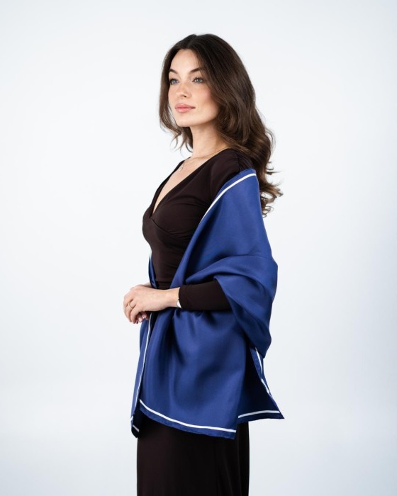 granatowy szal jedwabny w odcieniu navy stylizowany na modelce