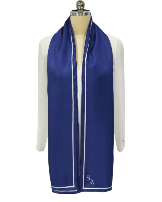 Jedwabny szal Classic Navy 190x65 cm – prezentacja na manekinie, głęboki granat z białą ramką