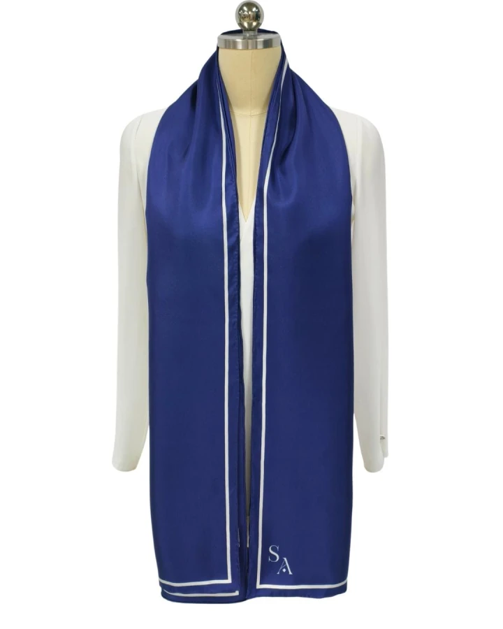 Jedwabny szal Classic Navy 190x65 cm – prezentacja na manekinie, głęboki granat z białą ramką