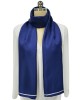 Szal jedwabny Classic Navy owinięty wokół szyi – elegancki granatowy jedwab twill