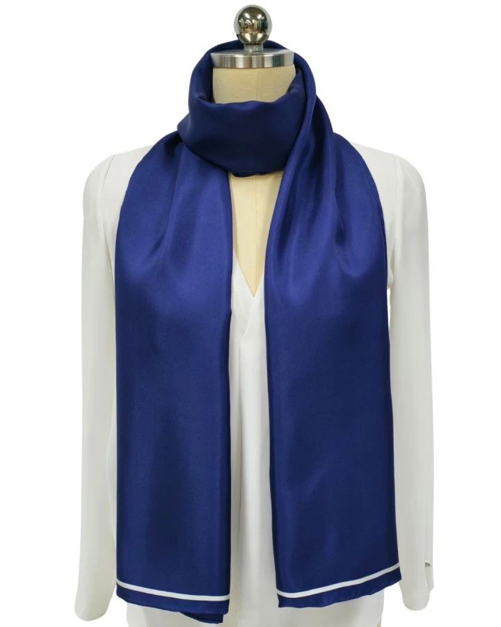 Szal jedwabny Classic Navy owinięty wokół szyi – elegancki granatowy jedwab twill