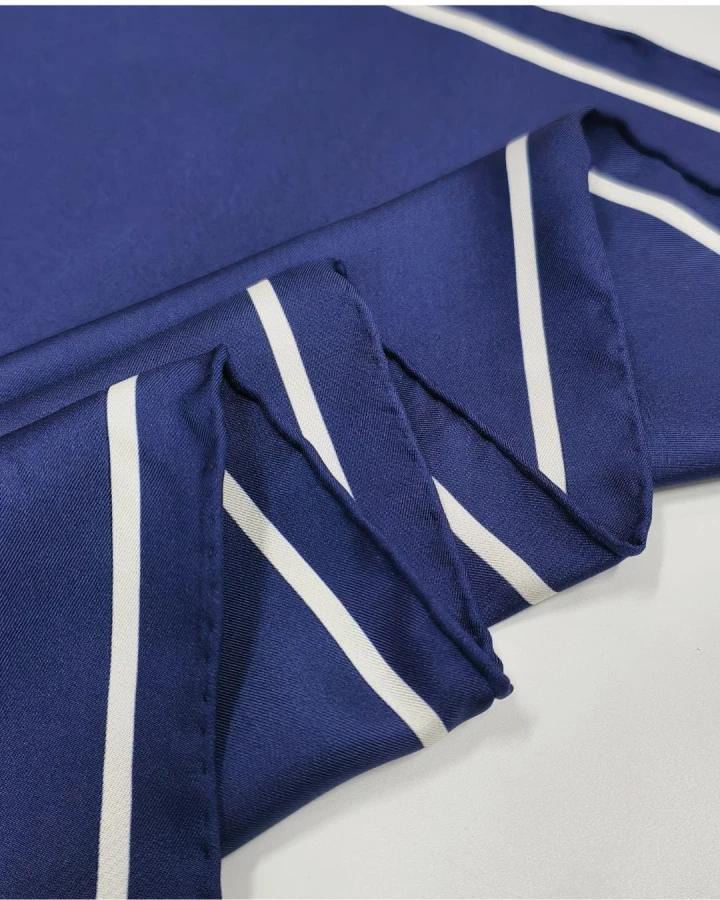 Zbliżenie na brzegi szala Classic Navy – ręcznie rolowane wykończenie i dwustronny nadruk