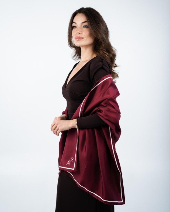 burgundowy jedwabny szal z twillu stylizowany na modelce