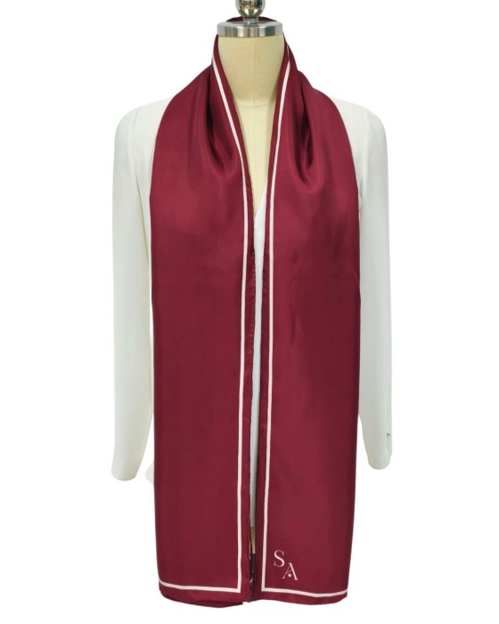 Jedwabny szal Classic Burgundy 190x65 cm – bordowy kolor z jasną ramką, prezentacja na manekinie