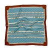 Apaszka Blue Harness 66x66 cm z motywem jeździeckim i ręcznie rolowanymi brzegami
