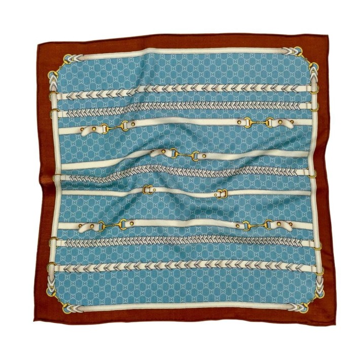 Apaszka Blue Harness 66x66 cm z motywem jeździeckim i ręcznie rolowanymi brzegami